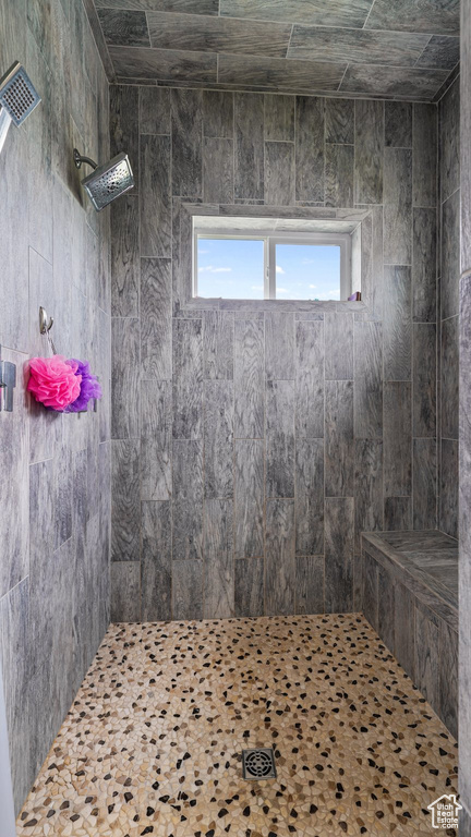 Bathroom featuring tiled shower