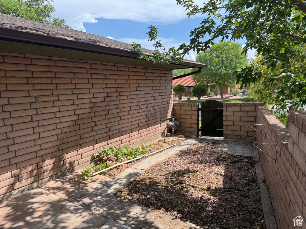 View of yard featuring a gate