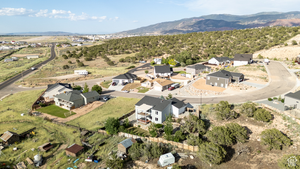 Aerial overview of property\\\\\\\'s location featuring a mountainous background and nearby suburban area