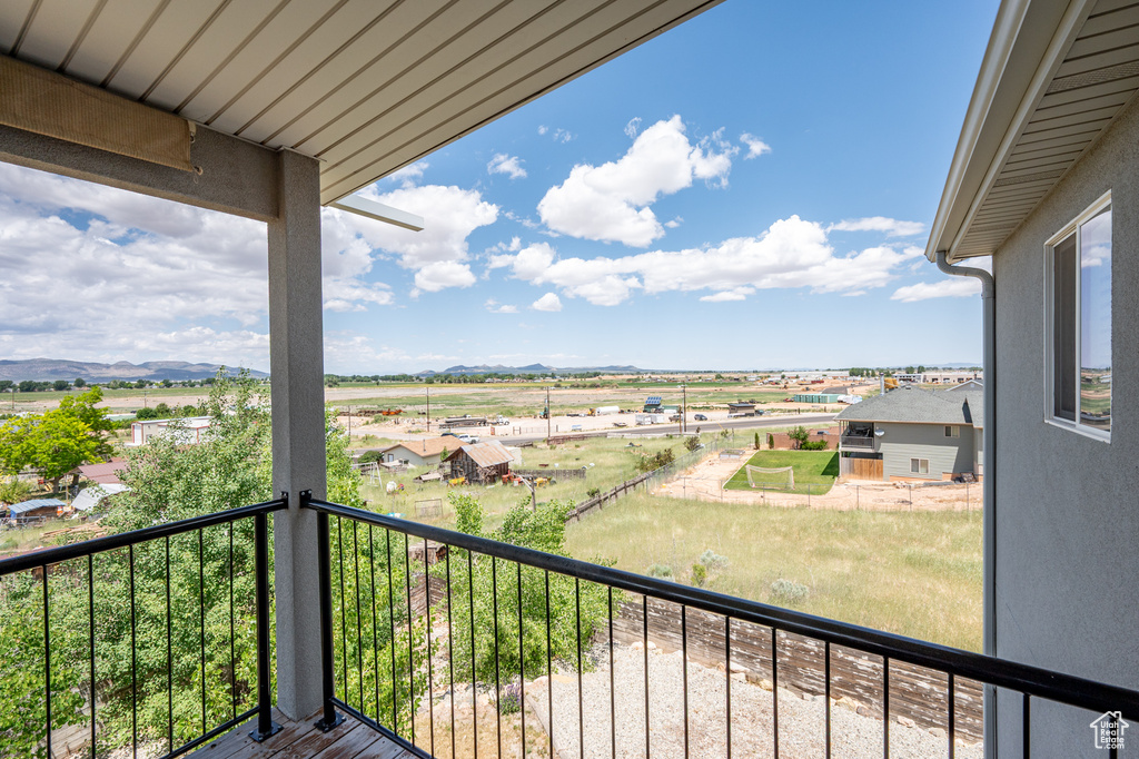 Balcony featuring a mountain view