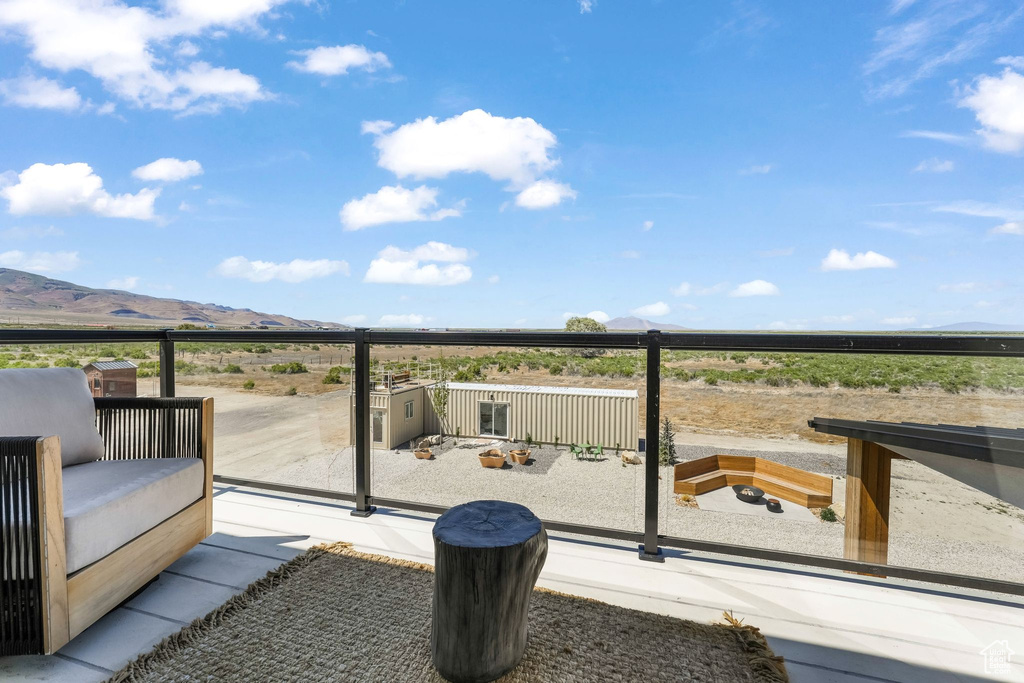 Balcony featuring a mountain view