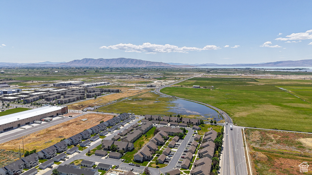 Bird\'s eye view of a water and mountain view