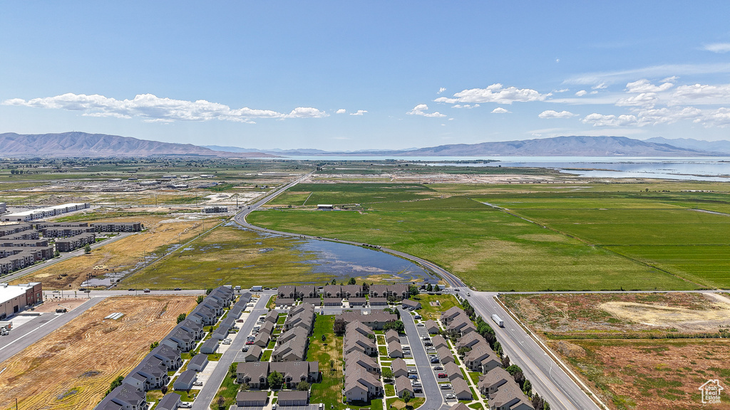 Bird\'s eye view of a water and mountain view