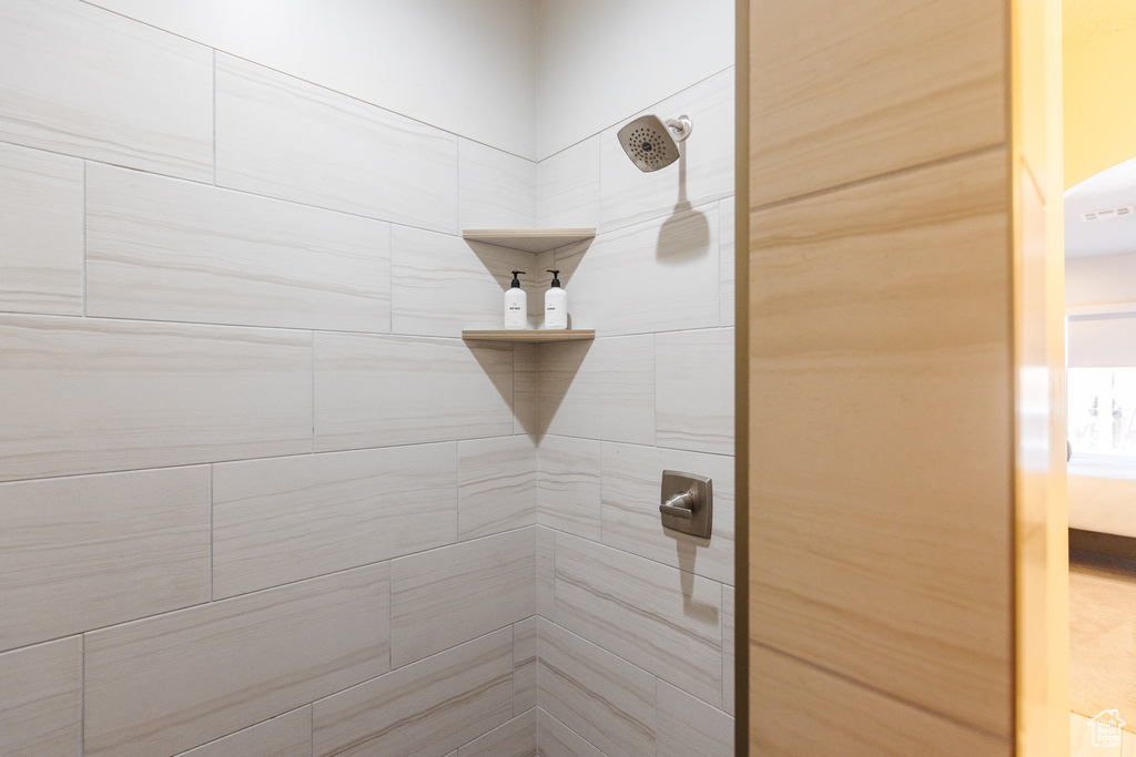 Bathroom featuring a tile shower