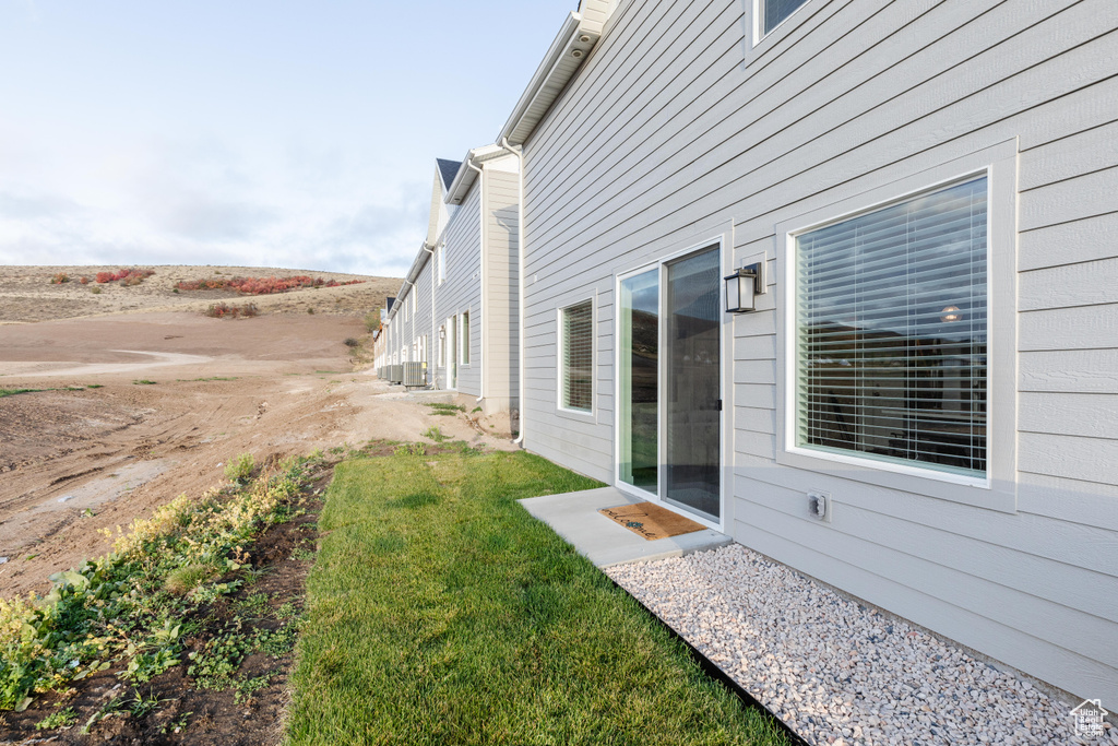 View of grassy yard