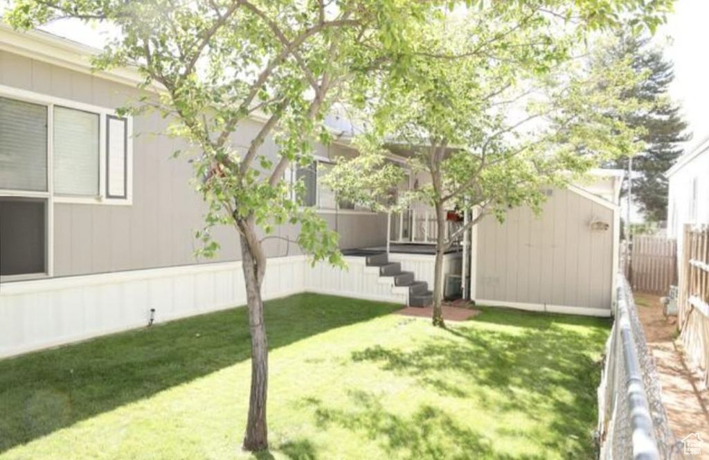 View of yard featuring an outbuilding