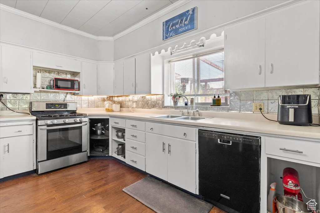 Kitchen with stainless steel gas range, dishwasher, a sink, crown molding, and light countertops