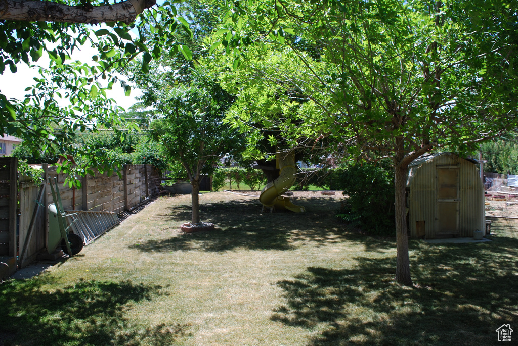 View of yard featuring a shed