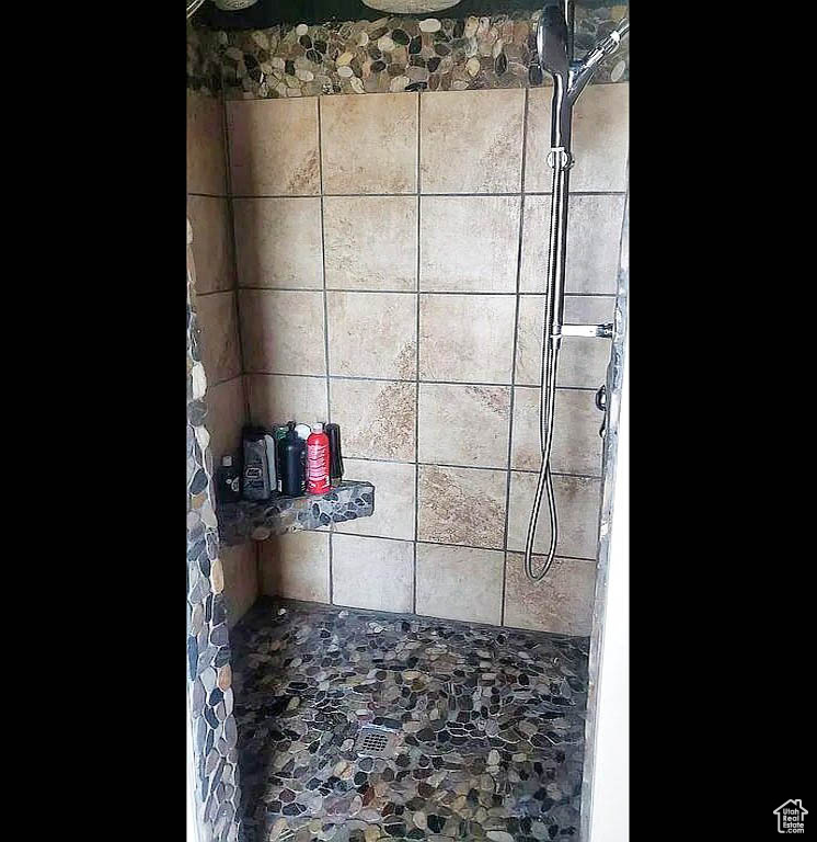 Bathroom featuring a tile shower