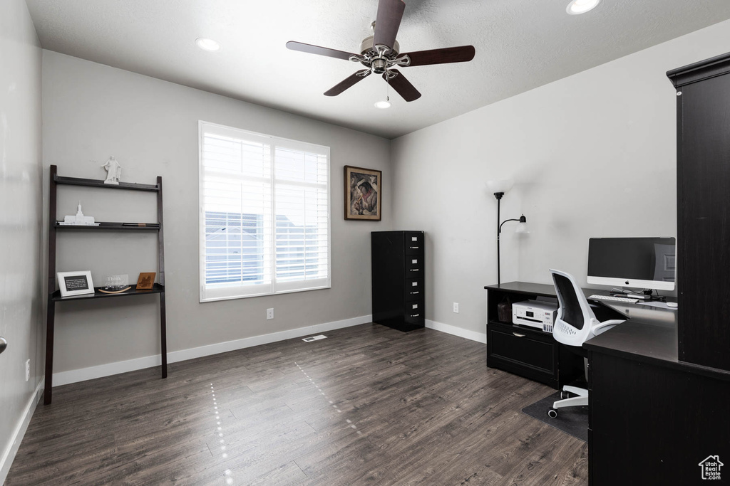 Home office with dark wood-type flooring, a ceiling fan, baseboards, and recessed lighting