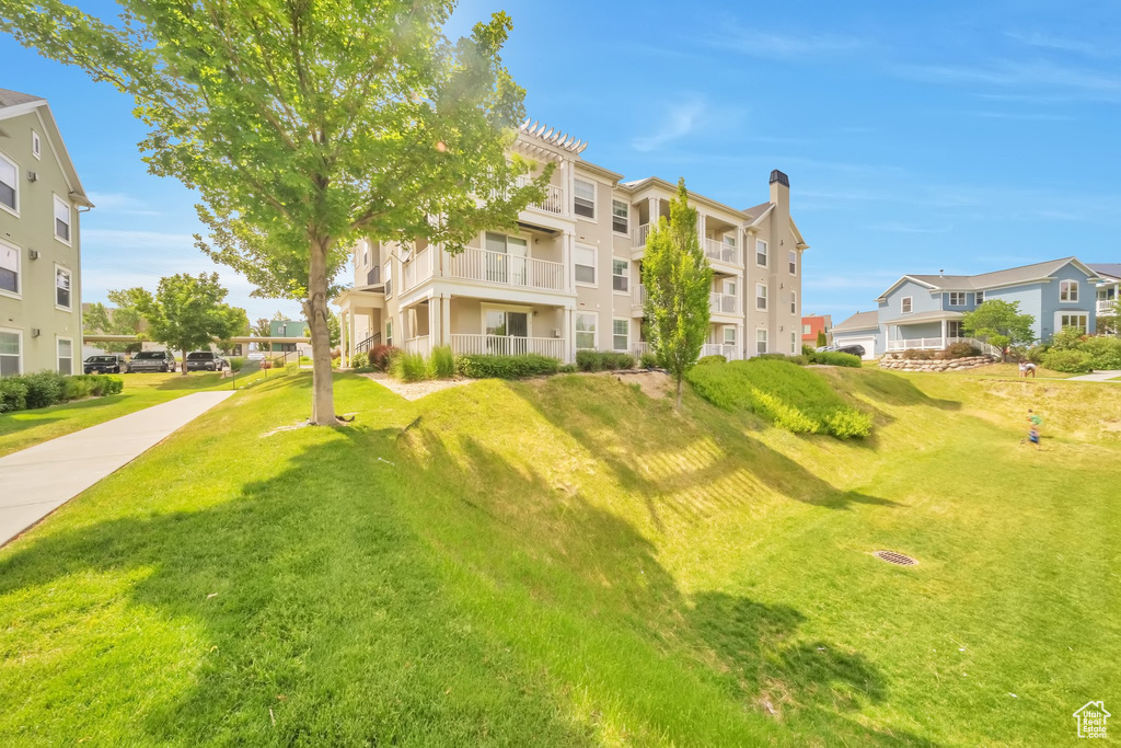 View of home's community featuring a yard and a residential view