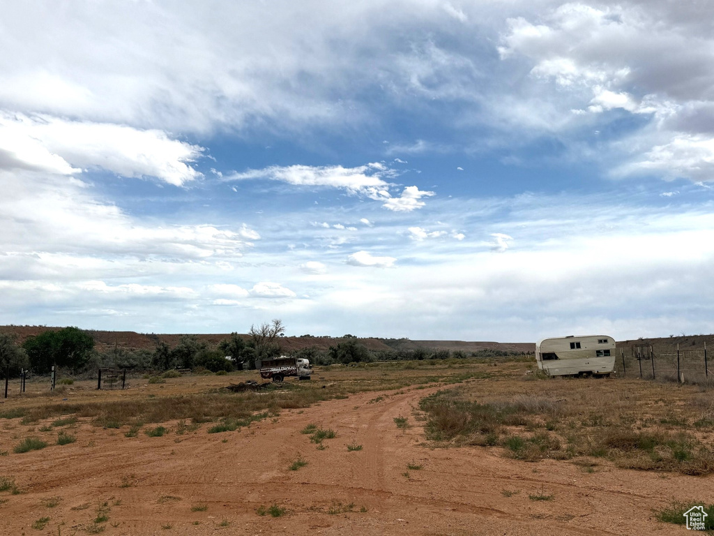 View of yard with a view of countryside