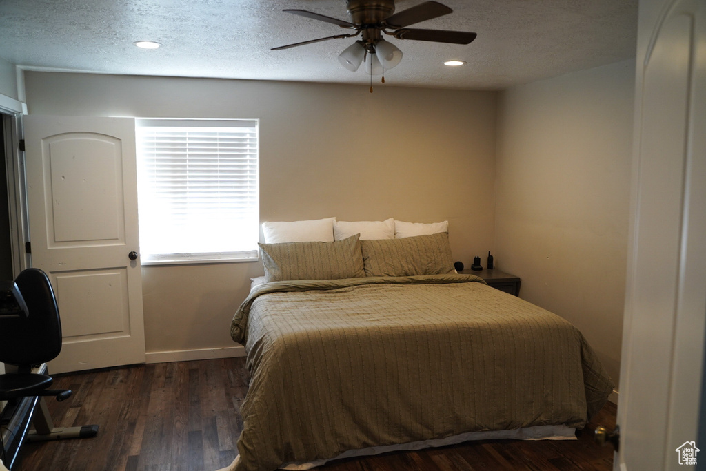 Bedroom with wood finished floors, a textured ceiling, recessed lighting, and a ceiling fan