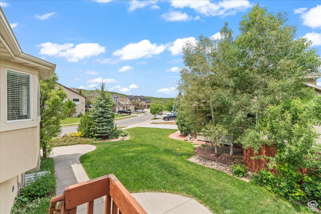 View of grassy yard featuring a residential view