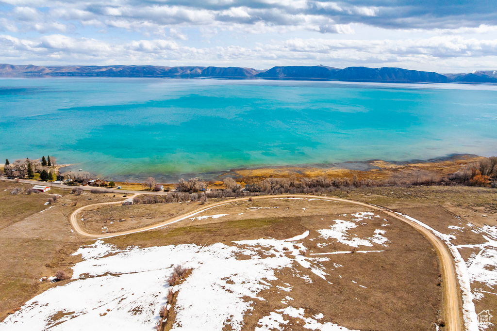 Bird's eye view of a water and mountain view