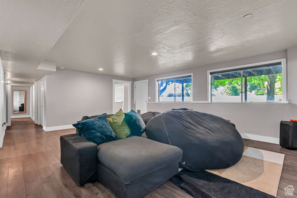 Living area with baseboards, wood finished floors, and recessed lighting