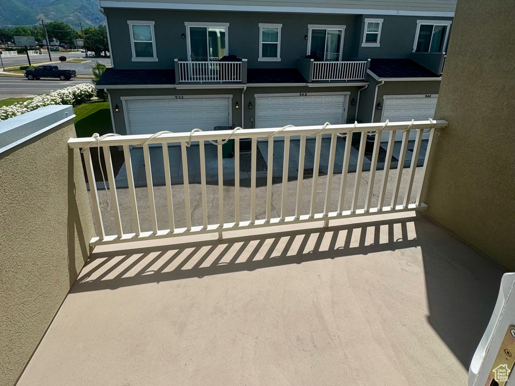 Balcony featuring a mountain view