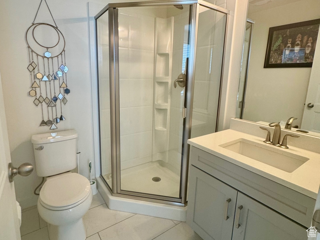 Full bath featuring toilet, vanity, and a stall shower