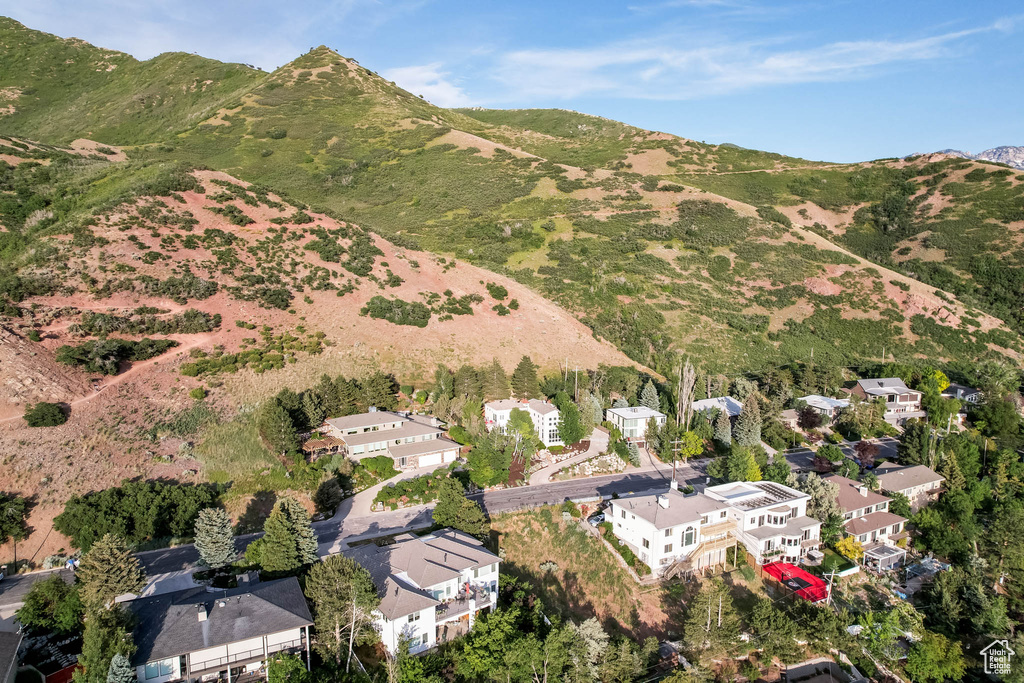 Aerial overview of property\\\\\\\'s location with mountains and nearby suburban area