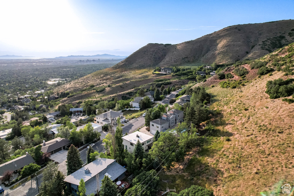 Aerial view of property\\\\\\\'s location featuring a mountainous background