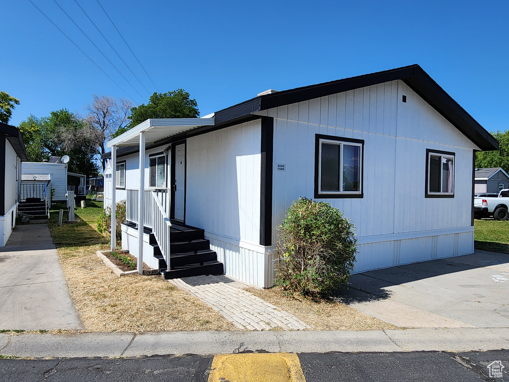 Manufactured / mobile home featuring covered porch