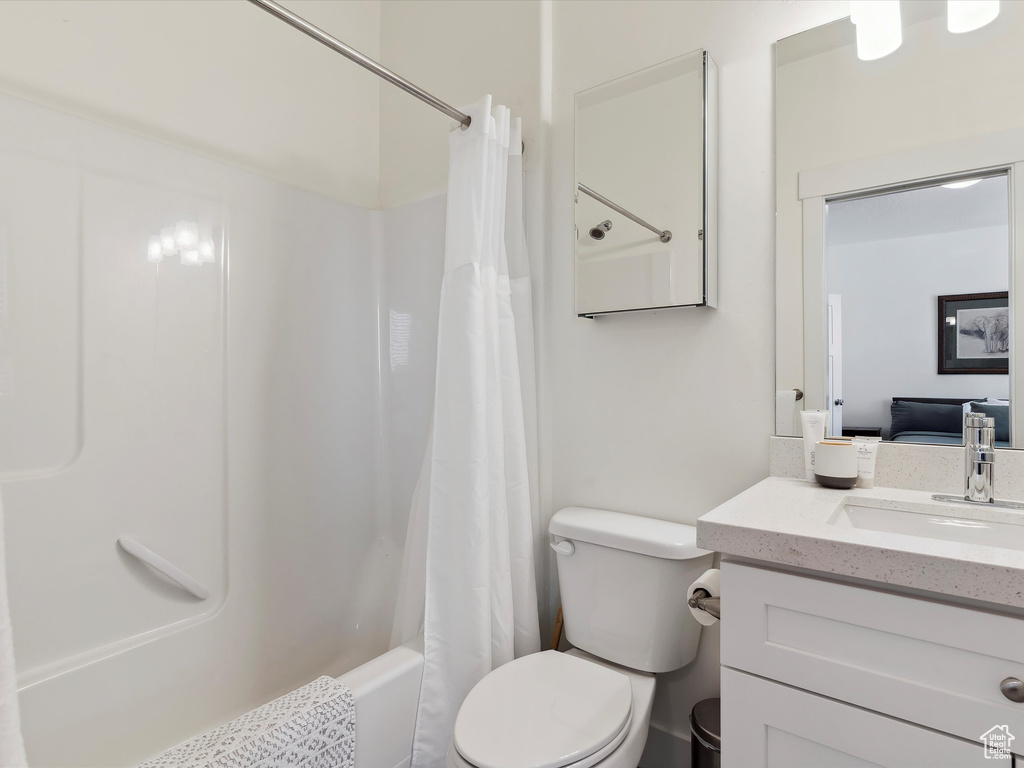 Full bath with shower / tub combo, vanity, and toilet