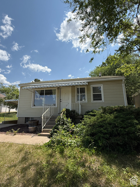 View of front of home with entry steps