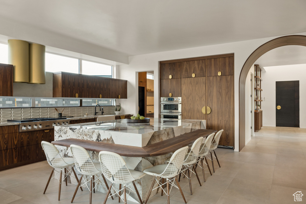 Dining space with arched walkways