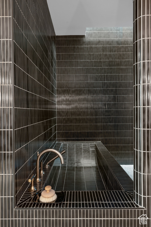 Bathroom featuring a tile shower
