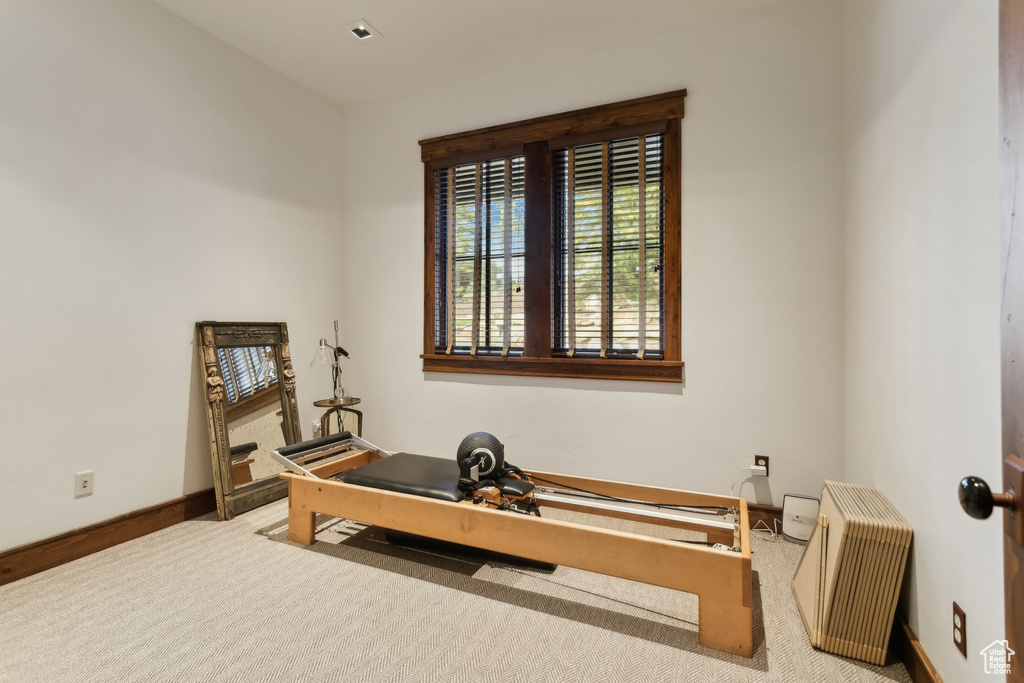 Workout room with carpet flooring and baseboards