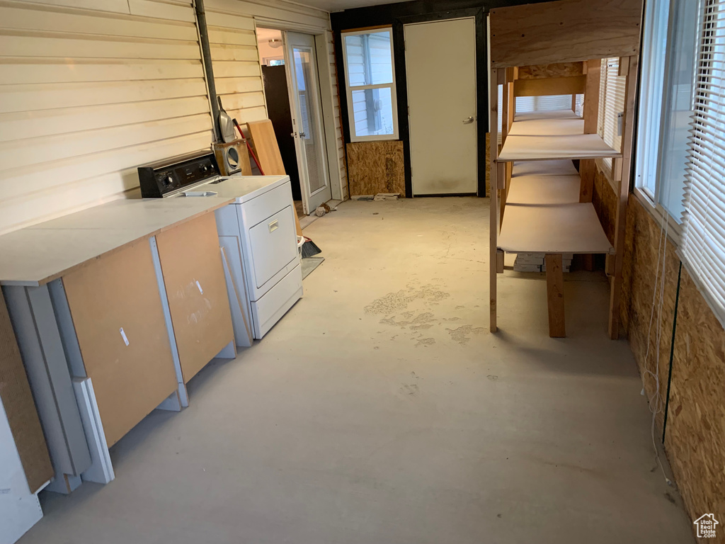 Laundry room with washer / dryer