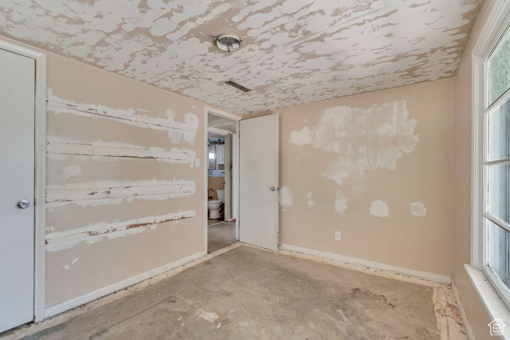 Empty room featuring baseboards