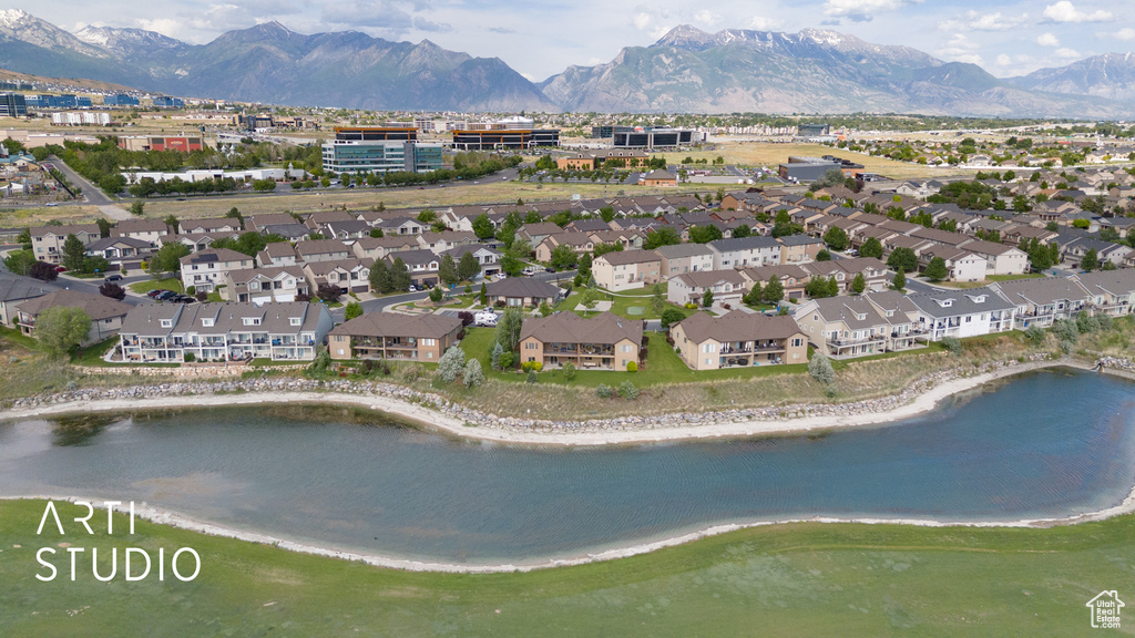 Aerial view of property\\\\\\\\\\\\\\\'s location with a water and mountain view and nearby suburban area