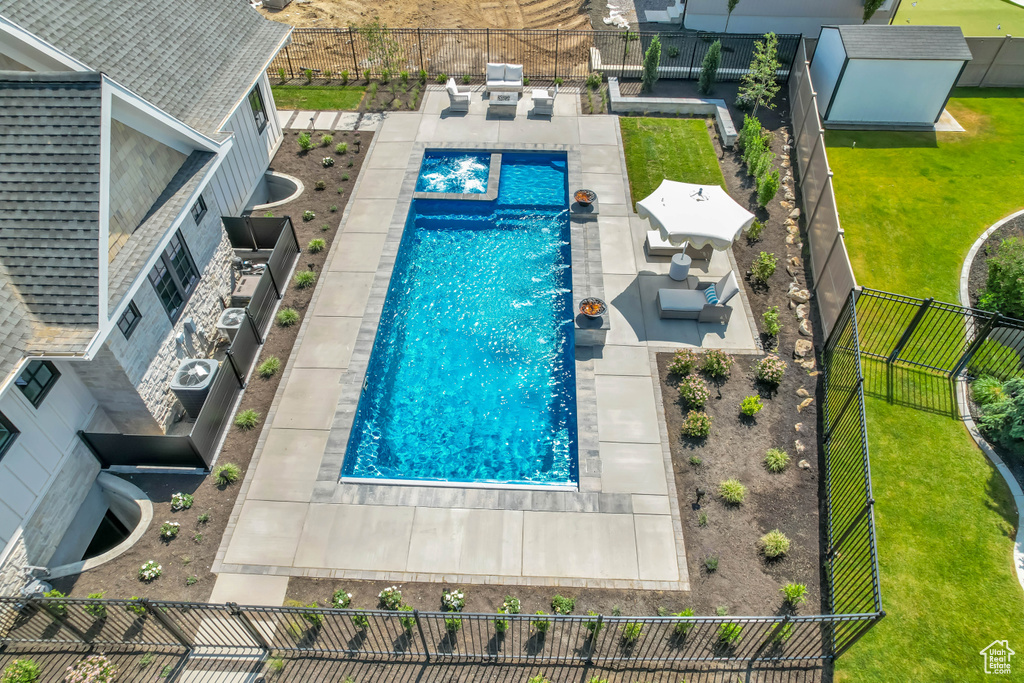 Bird\\\\\\\\\\\\\\\\\\\\\\\\\\\\\\\'s eye view of a pool