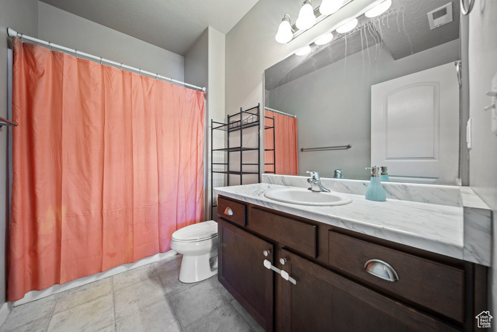 Full bath featuring vanity, toilet, and a shower with curtain