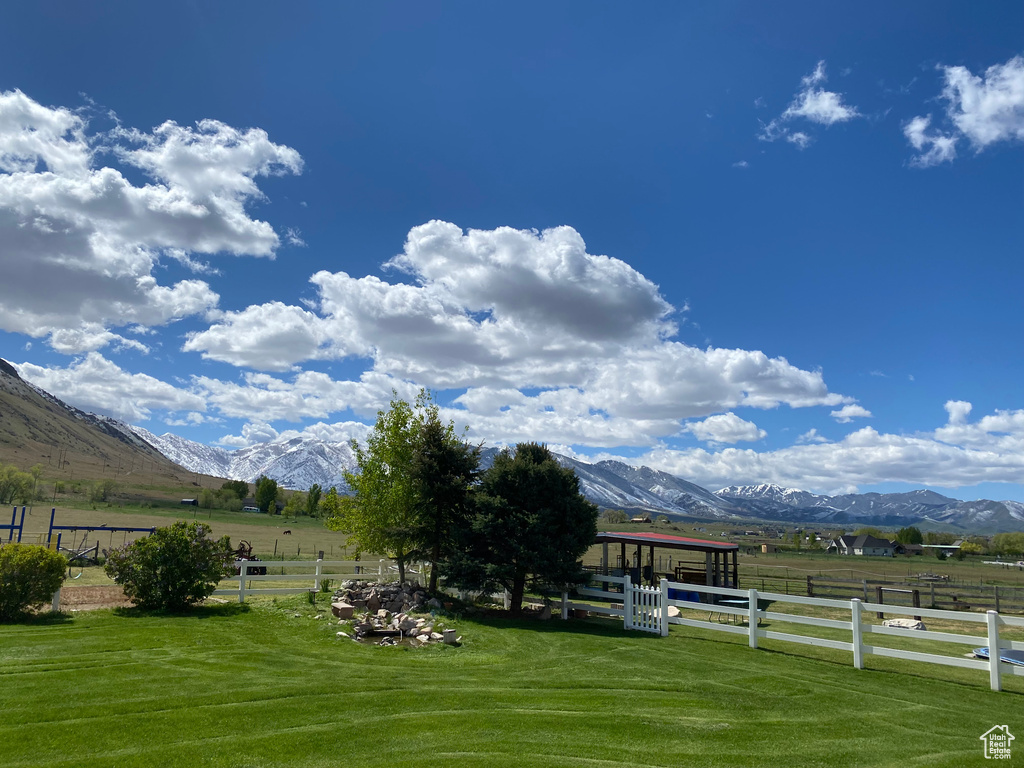 View of yard with a mountain view and a view of rural / pastoral area