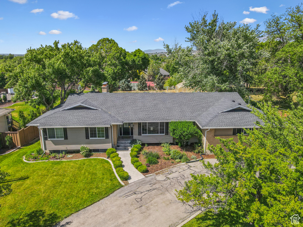 Ranch-style house with roof with shingles