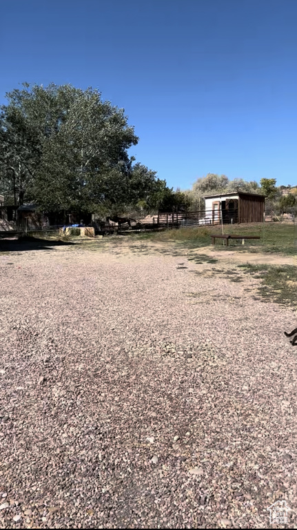 View of yard featuring an outbuilding