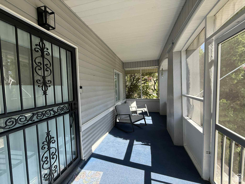Sunroom / solarium with lofted ceiling
