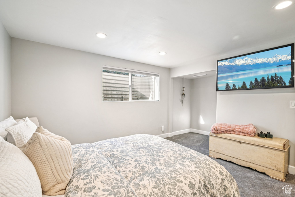 Carpeted bedroom featuring recessed lighting and baseboards