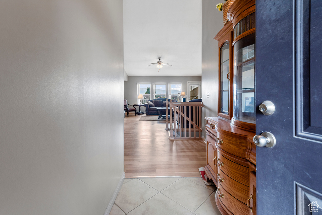 Foyer featuring a ceiling fan and light tile patterned flooring