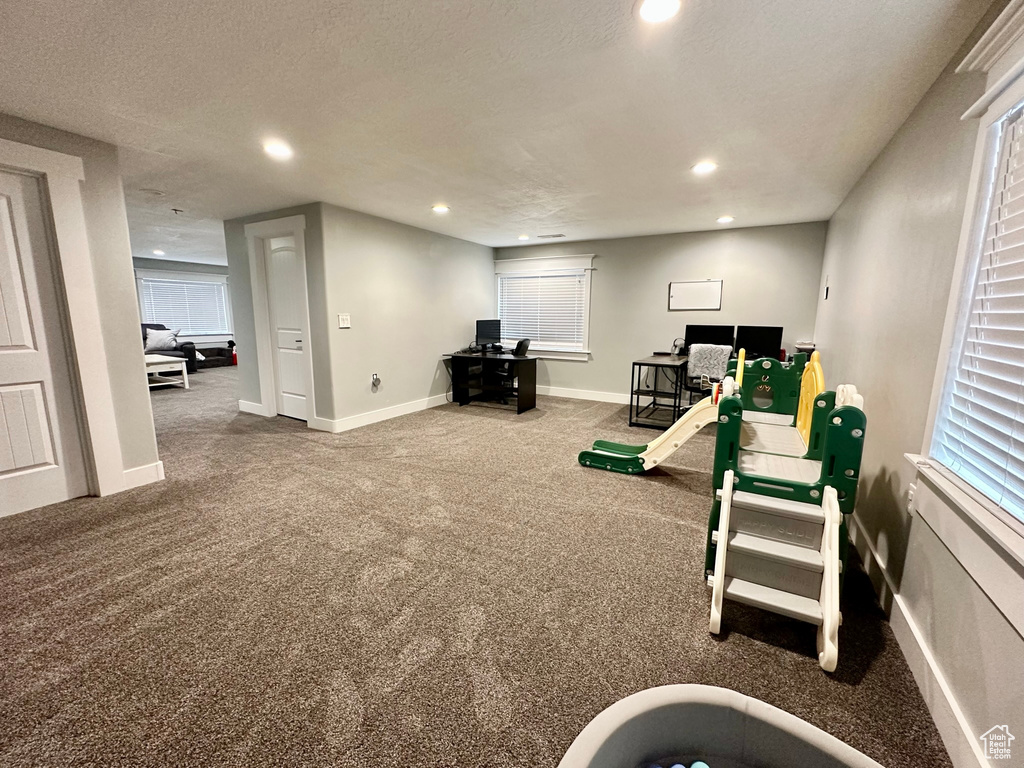Living area featuring an office area, carpet flooring, recessed lighting, and baseboards