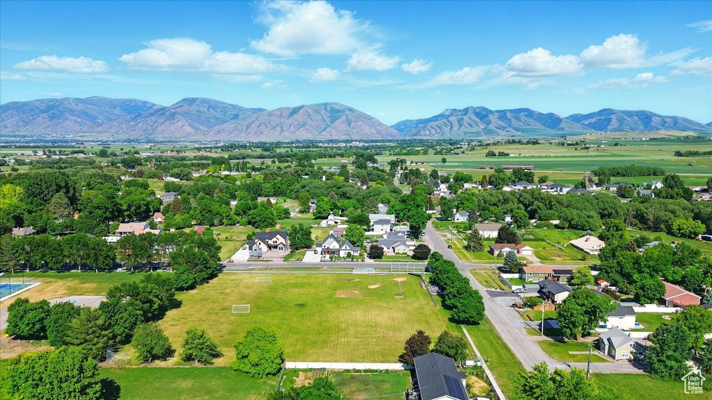 Bird\'s eye view of a mountainous background