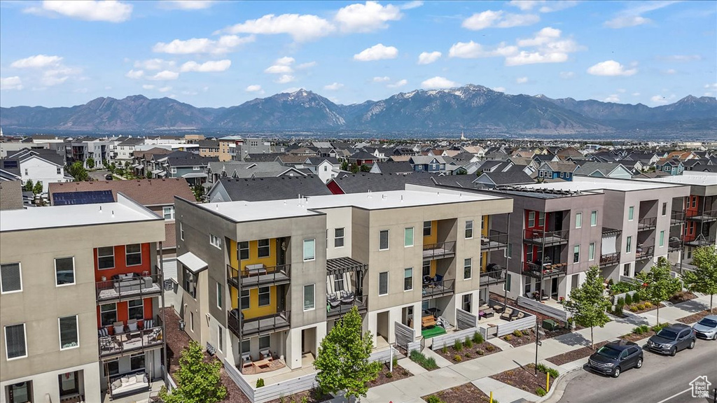 City view featuring a mountainous background