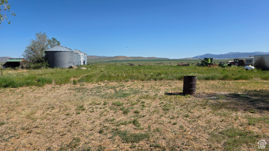 View of yard with a mountain view and a view of rural / pastoral area