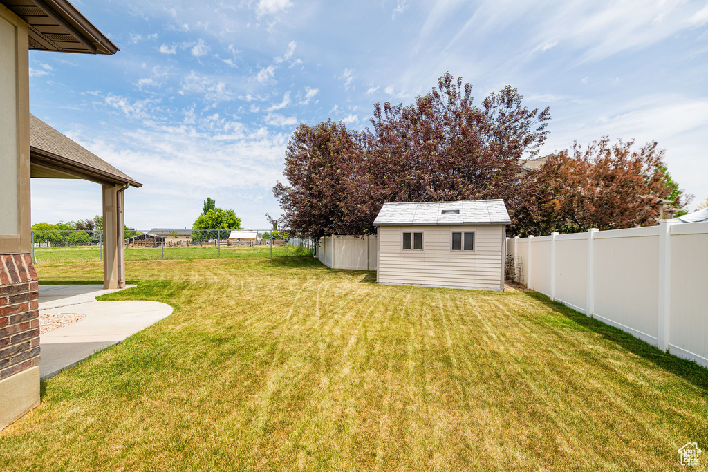 View of yard with an outbuilding