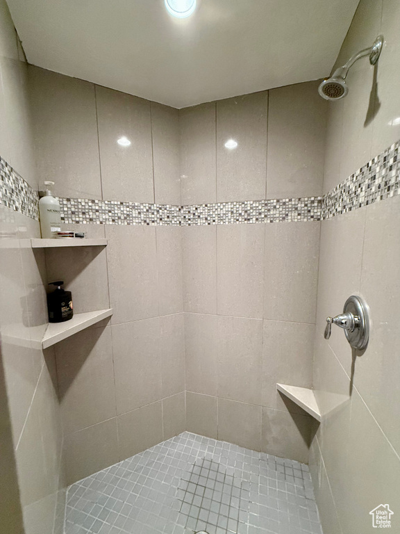 Bathroom featuring tiled shower