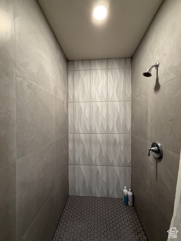 Bathroom featuring tiled shower