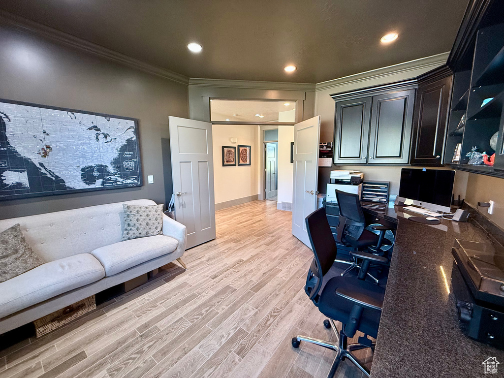 Home office with crown molding, light wood-style floors, recessed lighting, and baseboards