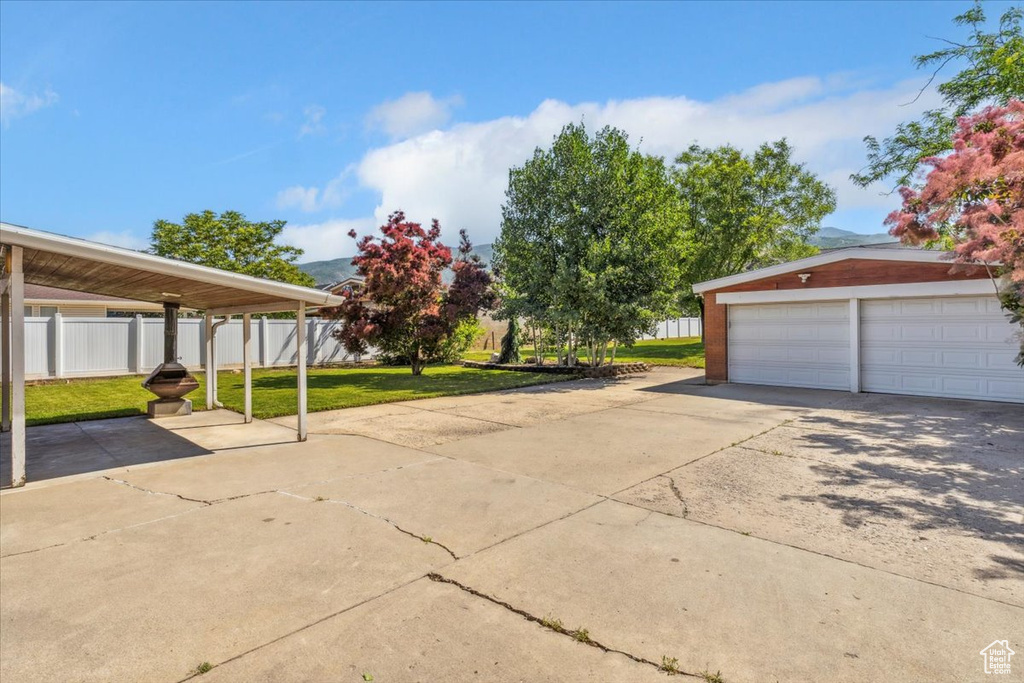 View of yard with an outbuilding